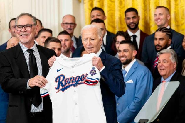 Sport Themen der Woche KW32 August 8, 2024, Washington, District Of Columbia, USA: President JOE BIDEN receiving a Texas Rangers shirt at an event to celebrate the 2023 World Series champion Texas Rangers at the White House in Washington, D.C. Washington USA - ZUMAb161 20240808_aap_b161_004 Copyright: xMichaelxBrochsteinx