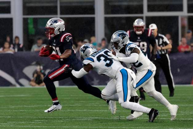 FOXBOROUGH, MA - AUGUST 08: New England Patriots running back Antonio Gibson (21) carries during a preseason game between the New England Patriots and the Carolina Panthers on August 8, 2024, at Gillette Stadium in Foxborough, Massachusetts. (Photo by Fred Kfoury III Icon Sportswire) NFL, American Football Herren, USA AUG 08 Preseason Panthers at Patriots EDITORIAL USE ONLY Icon482240808005