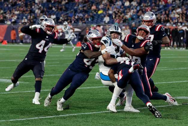 FOXBOROUGH, MA - AUGUST 08: Carolina Panthers tight end Jacob Hollister (87) is gang tackled during a preseason game between the New England Patriots and the Carolina Panthers on August 8, 2024, at Gillette Stadium in Foxborough, Massachusetts. (Photo by Fred Kfoury III Icon Sportswire) NFL, American Football Herren, USA AUG 08 Preseason Panthers at Patriots EDITORIAL USE ONLY Icon482240808037
