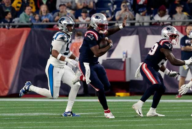FOXBOROUGH, MA - AUGUST 08: New England Patriots quarterback Joe Milton III (19) takes off on a keeper during a preseason game between the New England Patriots and the Carolina Panthers on August 8, 2024, at Gillette Stadium in Foxborough, Massachusetts. (Photo by Fred Kfoury III Icon Sportswire) NFL, American Football Herren, USA AUG 08 Preseason Panthers at Patriots EDITORIAL USE ONLY Icon482240808039