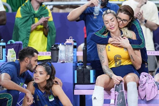 (240808) -- PARIS, Aug. 8, 2024 -- Team member of Brazil comfort each other after the women s semifinal of volleyball between Brazil and the United States at the Paris 2024 Olympic Games, Olympische Spiele, Olympia, OS in Paris, France on Aug. 8, 2024. ) (PARIS2024) FRANCE-PARIS-OLY-VOLLEYBALL JuxHuanzong 