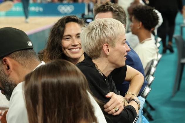 Megan Anna Rapinoe (USA Fussballspielerin) und Ihre Freundin Sue Bird (USA Basketballspielerin) als Olympiatouristen beim Basketball, Halbfinale Basketball, USA - Serbien, Paris 2024, Olympic Games, Olympische Spiele, Olympia, OS Paris 2024, Olympic Games 2024, 08.08.2024, - *** Megan Anna Rapinoe USA soccer player and her girlfriend Sue Bird USA basketball player as Olympic tourists at basketball, semi-final basketball, USA Serbia, Paris 2024, Olympic Games Paris 2024, Olympic Games 2024, 08 08 2024,