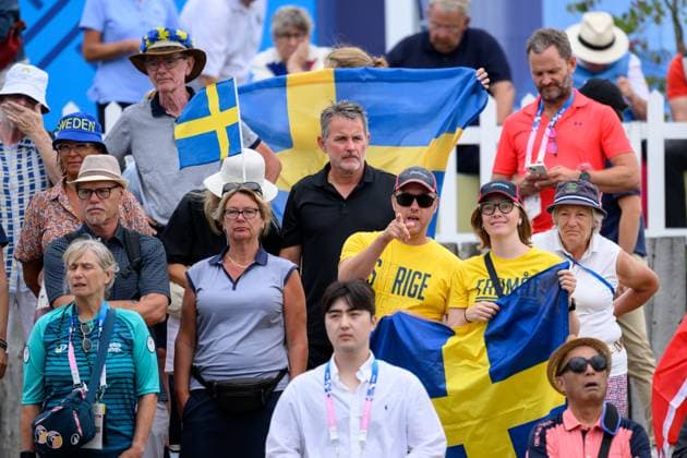 240809 Swedish fans inte the stads at women s individual golf round 3 during day 14 of the Paris 2024 Olympic Games, Olympische Spiele, Olympia, OS on August 9, 2024 in Paris. Photo: Ludvig Thunman BILDBYRAN kod LT LT0665 golf olympic games olympics os ol olympiska spel olympiske leker paris 2024 paris-os paris-ol 14 bbeng publik sverige Copyright: LUDVIGxTHUNMAN BB240809LT026