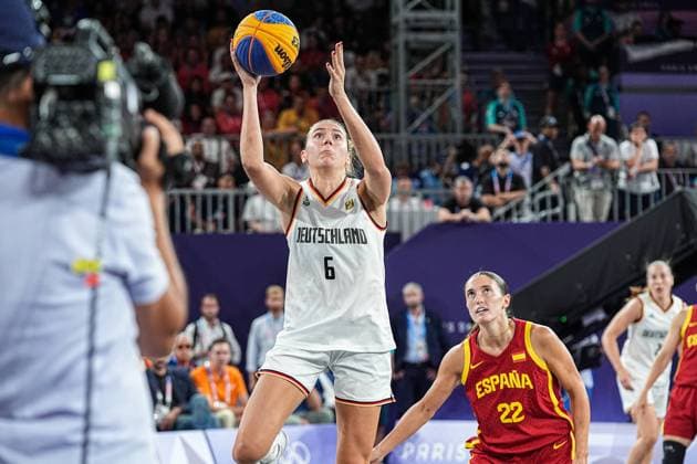 2024-08-05 3x3 Basketball Women s Final - Olympic Games, Olympische Spiele, Olympia, OS Paris 2024 - Day 10 PARIS, FRANCE - AUGUST 5: Marie Reichert of Germany catches the ball during the 3x3 Basketball Women s Final - Olympic Games Paris 2024 match between Germany and Spain on Day 10 at Esplanade Des Invalides on August 5, 2024 in Paris, France. Paris Esplanade Des Invalides France Content not available for redistribution in The Netherlands directly or indirectly through any third parties. Copyright: xAndrexWeeningx