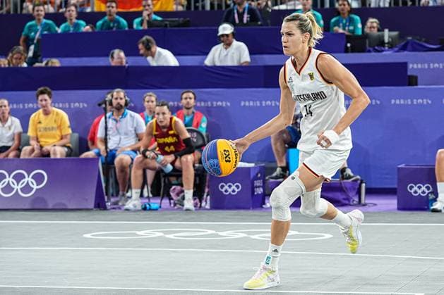 2024-08-05 3x3 Basketball Women s Final - Olympic Games, Olympische Spiele, Olympia, OS Paris 2024 - Day 10 PARIS, FRANCE - AUGUST 5: Sonja Greinacher of Germany dribbles during the 3x3 Basketball Women s Final - Olympic Games Paris 2024 match between Germany and Spain on Day 10 at Esplanade Des Invalides on August 5, 2024 in Paris, France. Paris Esplanade Des Invalides France Content not available for redistribution in The Netherlands directly or indirectly through any third parties. Copyright: xAndrexWeeningx