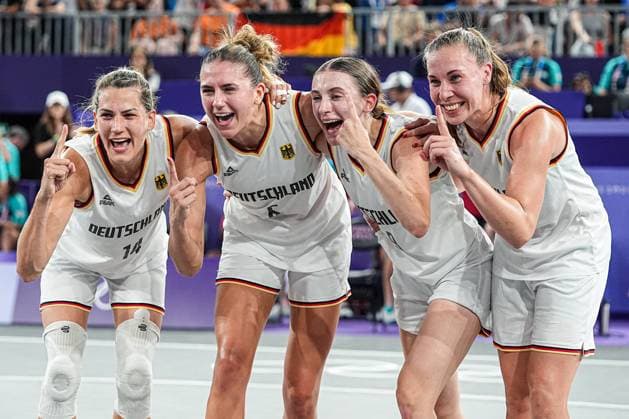 2024-08-05 3x3 Basketball Women s Final - Olympic Games, Olympische Spiele, Olympia, OS Paris 2024 - Day 10 PARIS, FRANCE - AUGUST 5: Sonja Greinacher of Germany, Marie Reichert of Germany, Elisa Mevius of Germany, Svenja Brunckhorst of Germany posing for a photo after winning during the 3x3 Basketball Women s Final - Olympic Games Paris 2024 match between Germany and Spain on Day 10 at Esplanade Des Invalides on August 5, 2024 in Paris, France. Paris Esplanade Des Invalides France Content not available for redistribution in The Netherlands directly or indirectly through any third parties. Copyright: xAndrexWeeningx