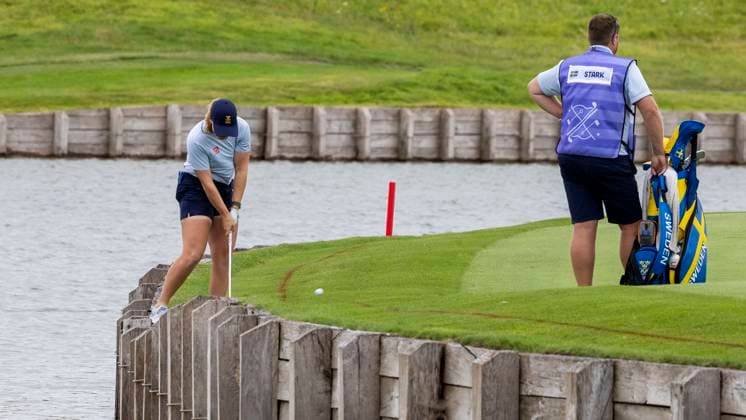 PARIS, FRANKRIKE 20240808 Sveriges Maja Stark var cm fran att ga i vattnet pa det första halet. Här knackar hon fram bollen under tredje tävlingsdagen av damernas golftävling pa Le Golf National under sommar-OS i Paris. PARIS FRANKRIKE OS x4035x