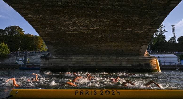 Bilder des Jahres 2024, Sport 08 August Sport Themen der Woche KW32 Sport Bilder des Tages (240809) -- PARIS, Aug. 9, 2024 -- Athletes compete during the men s 10km of marathon swimming at the Paris 2024 Olympic Games, Olympische Spiele, Olympia, OS in Paris, France, on Aug. 9, 2024. ) (PARIS2024)FRANCE-PARIS-OLY-MARATHON SWIMMING XiaxYifang 