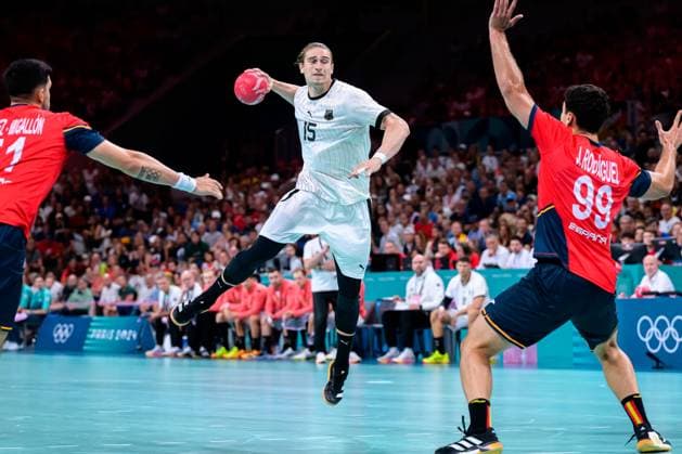Paris, Frankreich: Handball Olympia Herren - Halbfinale - Deutschland - Spanien Juri Knorr (Deutschland), Javier Rodriguez Moreno (Spanien) Lille Stade Pierre Mauroy Frankreich