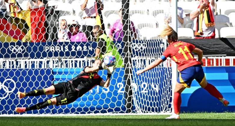 Match foot Jeux Olympique Paris 2024 ESPAGNE-ALLEMAGNE Féminin JEUX OLYMPIQUES PARIS 2024 PHOTOPQR LE PROGRES Stéphane GUIOCHON - Décines-Charpieu 09 08 2024 - Match foot Jeux Olympique Paris 2024 ESPAGNE-ALLEMAGNE Féminin -A Décines au Groupama Stadium pour les Jeux Olympique Paris 2024 match pour la 3eme place Espagne - Allemagne féminin ici arret du penalty par la gardienne Ann Katrin Berger - The Paris 2024 Summer Olympic Games, Olympische Spiele, Olympia, OS (Jul 26-Aug 11, 2024). Women s football SPAIN - GERMANY