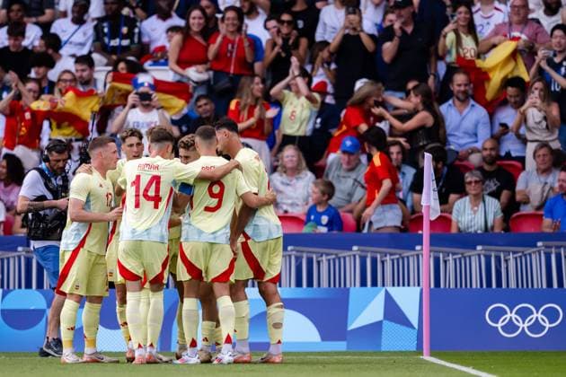 240809 Players of Spain celebrate the 1-1 goal by Fermin Lopez in the men™s football final between France and Spain during day 14 of the Paris 2024 Olympic Games, Olympische Spiele, Olympia, OS on August 9, 2024 in Paris. Photo: Johanna Säll BILDBYRAN kod JL JL0429 fotboll football soccer fotball olympic games olympics os ol olympiska spel olympiske leker paris 2024 paris-os paris-ol 14 bbeng spanien frankrike jubel Copyright: JOHANNAxSÄLL BB240809ZF145