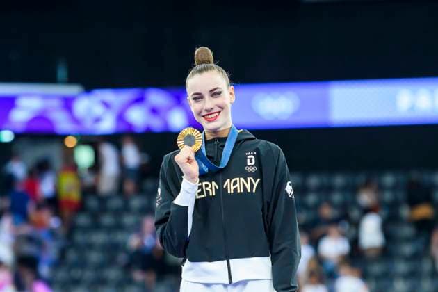 Bilder des Jahres 2024, Sport 08 August Sport Themen der Woche KW32 Sport Bilder des Tages FRA, Olympische Sommerspiele Paris 2024, Turnen, Rhythmische Sportgymnastik, EInzel Mehrkampf Finale. 09.08.2024, Champ de Mars, Paris, FRA, Olympische Sommerspiele Paris 2024, Turnen, Rhythmische Sportgymnastik, EInzel Mehrkampf Finale., im Bild VARFOLOMEEV Darja (GER) Goldmedaille *** FRA, Olympic Summer Games Paris 2024, Gymnastics, Rhythmic Gymnastics, Individual All-Around Final 09 08 2024, Champ de Mars, Paris, FRA, Olympic Summer Games Paris 2024, Gymnastics, Rhythmic Gymnastics, Individual All-Around Final , in the picture VARFOLOMEEV Darja GER gold medal nordphotoxGmbHx xStraubmeier nph00004
