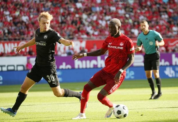 Philipp Müller (36, Greuther Fürth), Aaron Opoku (17, FC Kaiserslautern) 09.08.2024, Fußball, 2. Bundesliga, FC Kaiserslautern - SpVgg Greuther Fürth, 2. Spieltag, Saison 2024 25, Fritz Walter Stadion, Kaiserslautern, Deutschland, zmdz, ** DFB & DFL regulations prohibit any use of photographs as image sequences and or quasi-video. ** FC Kaiserslautern - SpVgg Greuther Fürth