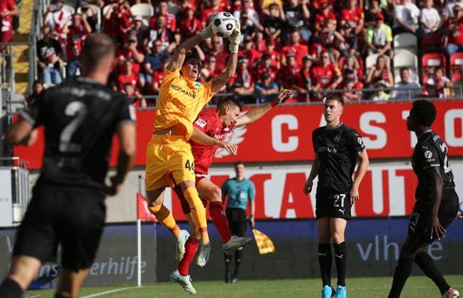 Nahuel Noll (44, Torwart, Greuther Fürth) haelt 09.08.2024, Fußball, 2. Bundesliga, FC Kaiserslautern - SpVgg Greuther Fürth, 2. Spieltag, Saison 2024 25, Fritz Walter Stadion, Kaiserslautern, Deutschland, zmdz, ** DFB & DFL regulations prohibit any use of photographs as image sequences and or quasi-video. ** FC Kaiserslautern - SpVgg Greuther Fürth