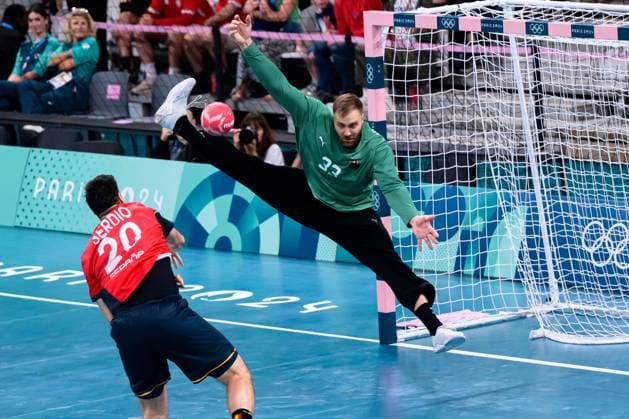 Sport Bilder des Tages Paris, Frankreich: Handball Olympia Herren - Halbfinale - Deutschland - Spanien Torhueter Andreas Wolff (Deutschland) hält den letzten Wurf von Abel Serdio Guntin (Spanien) Lille Stade Pierre Mauroy Frankreich