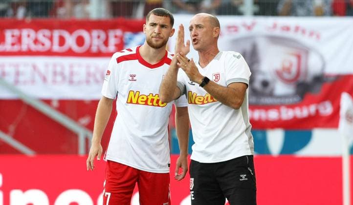 Joseph Enochs Trainer Jahn Regensburg . 2. Bundesliga - Spieltag 2 , SSV Jahn Regensburg - SSV Ulm 1846 . Fußball , in JahnStadion , Regensburg , Bayern , Deutschland . August 09, 2024 - Photo: Ipa Photo Copyright: xx