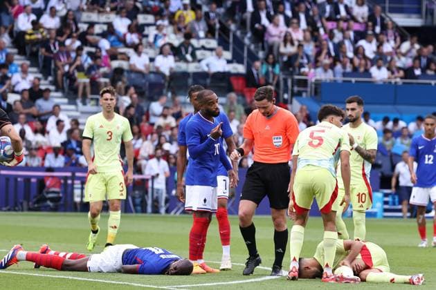 LP Fred Dugit JEUX OLYMPIQUES PARIS 2024 - FRANCE - SPAIN PHOTOPQR LE PARISIEN LP Fred Dugit ; Paris ; 09 08 2024 ; JO Paris 2024 Paris (XVIe), le 09 08 2024 Parc des Princes Finale de football hommes France - Espagne Alexandre Lacazette et l arbitre Ramon Abatti LP Fred Dugit - The Paris 2024 Summer Olympic Games, Olympische Spiele, Olympia, OS (Jul 26-Aug 11, 2024). Men s football final France - Spain