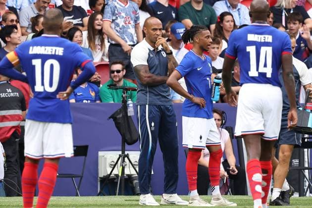LP Fred Dugit JEUX OLYMPIQUES PARIS 2024 - FRANCE - SPAIN PHOTOPQR LE PARISIEN LP Fred Dugit ; Paris ; 09 08 2024 ; JO Paris 2024 Paris (XVIe), le 09 08 2024 Parc des Princes Finale de football hommes France - Espagne Thierry Henry et Michael Olise LP Fred Dugit - The Paris 2024 Summer Olympic Games, Olympische Spiele, Olympia, OS (Jul 26-Aug 11, 2024). Men s football final France - Spain