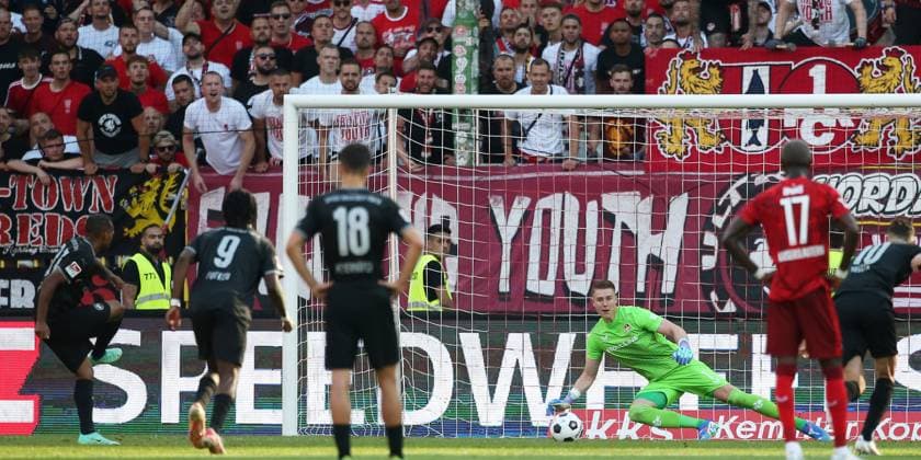 1:0 per Foul-Elfmeter für Fürth, Julian Green (37, Greuther Fürth) verwandelt gegen Julian Krahl (1, Torwart, FC Kaiserslautern) 09.08.2024, Fußball, 2. Bundesliga, FC Kaiserslautern - SpVgg Greuther Fürth, 2. Spieltag, Saison 2024 25, Fritz Walter Stadion, Kaiserslautern, Deutschland, zmdz, ** DFB & DFL regulations prohibit any use of photographs as image sequences and or quasi-video. ** FC Kaiserslautern - SpVgg Greuther Fürth