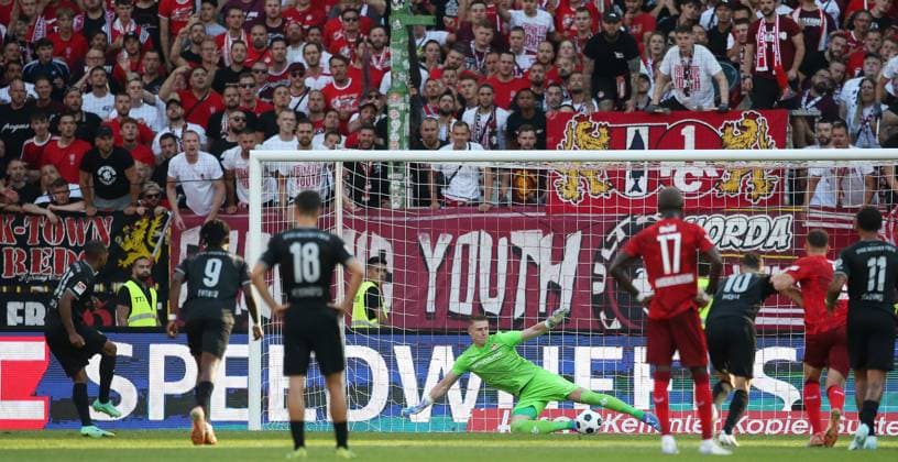 1:0 per Foul-Elfmeter für Fürth, Julian Green (37, Greuther Fürth) verwandelt gegen Julian Krahl (1, Torwart, FC Kaiserslautern) 09.08.2024, Fußball, 2. Bundesliga, FC Kaiserslautern - SpVgg Greuther Fürth, 2. Spieltag, Saison 2024 25, Fritz Walter Stadion, Kaiserslautern, Deutschland, zmdz, ** DFB & DFL regulations prohibit any use of photographs as image sequences and or quasi-video. ** FC Kaiserslautern - SpVgg Greuther Fürth
