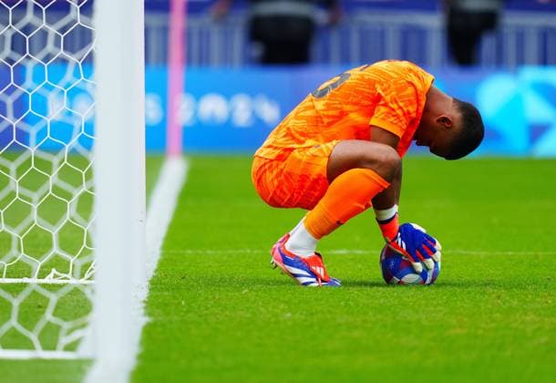 France Goalkeeper Guillame Restes shows their frustration during the Olympic Men s Football Final, France v Spain Paris 2024 Olympic Games, Olympische Spiele, Olympia, OS Day Fourteen, Paris, France - 09 Aug 2024 EDITORIAL USE ONLY No use with unauthorised audio, video, data, fixture lists (outside the EU), club league logos or live services. Online in-match use limited to 45 images (+15 in extra time). No use to emulate moving images. No use in betting, games or Copyright: xJavierxGarcia Shutterstockx 14622991bn