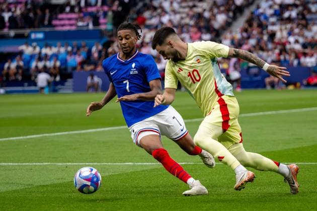 240809 Maghnes Akliouche of France and Alex Baena of Spain in the men™s football final between France and Spain during day 14 of the Paris 2024 Olympic Games, Olympische Spiele, Olympia, OS on August 9, 2024 in Paris. Photo: Johanna Säll BILDBYRAN kod JL JL0429 fotboll football soccer fotball olympic games olympics os ol olympiska spel olympiske leker paris 2024 paris-os paris-ol 14 bbeng spanien frankrike Copyright: JOHANNAxSÄLL BB240809ZS149