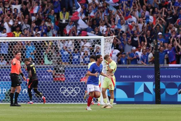 August 9, 2024, Paris, Ile-De-France, France: Team France players react to ENZO MILLOT 12 scoring their team s first goal in the Football Men s Gold Medal Match between Team FRANCE (FRA) and Team SPAIN (ESP) of the Paris 2024 Olympic Games, Olympische Spiele, Olympia, OS at Parc des Princes in Paris, France Paris France - ZUMAc179 20240809_oly_c179_084 Copyright: xMickaelxChavetx