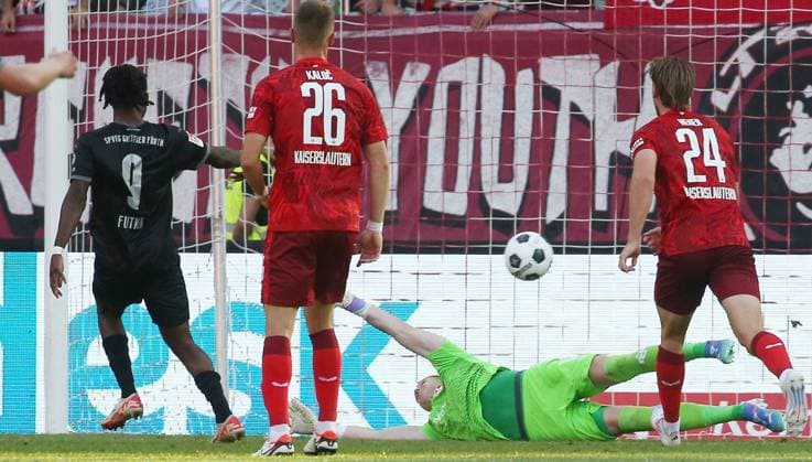 2:0 für Gr. Fürth durch Noel Futkeu (9, Greuther Fürth) gegen Julian Krahl (1, Torwart, FC Kaiserslautern) 09.08.2024, Fußball, 2. Bundesliga, FC Kaiserslautern - SpVgg Greuther Fürth, 2. Spieltag, Saison 2024 25, Fritz Walter Stadion, Kaiserslautern, Deutschland, zmdz, ** DFB & DFL regulations prohibit any use of photographs as image sequences and or quasi-video. ** FC Kaiserslautern - SpVgg Greuther Fürth