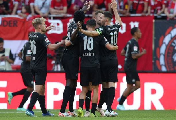 2:0 für Gr. Fürth durch Noel Futkeu (9, Greuther Fürth) gegen Julian Krahl (1, Torwart, FC Kaiserslautern) 09.08.2024, Fußball, 2. Bundesliga, FC Kaiserslautern - SpVgg Greuther Fürth, 2. Spieltag, Saison 2024 25, Fritz Walter Stadion, Kaiserslautern, Deutschland, zmdz, ** DFB & DFL regulations prohibit any use of photographs as image sequences and or quasi-video. ** FC Kaiserslautern - SpVgg Greuther Fürth