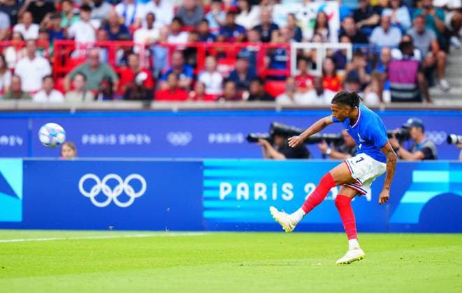 Michael Olise of France takes a free kick during the Olympic Men s Football Final, France v Spain Paris 2024 Olympic Games, Olympische Spiele, Olympia, OS Day Fourteen, Paris, France - 09 Aug 2024 EDITORIAL USE ONLY No use with unauthorised audio, video, data, fixture lists (outside the EU), club league logos or live services. Online in-match use limited to 45 images (+15 in extra time). No use to emulate moving images. No use in betting, games or Copyright: xJavierxGarcia Shutterstockx 14622991bx