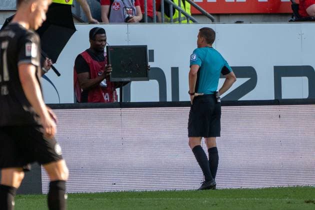 09.08.2024, xhfmx, Fussball 2.Bundesliga, 1.FC Kaiserslautern - SpVgg Greuther Fürth emspor, Florian Lechner (Schiedsrichter) beim Videobeweis. (DFL DFB REGULATIONS PROHIBIT ANY USE OF PHOTOGRAPHS as IMAGE SEQUENCES and or QUASI-VIDEO) Kaiserslautern