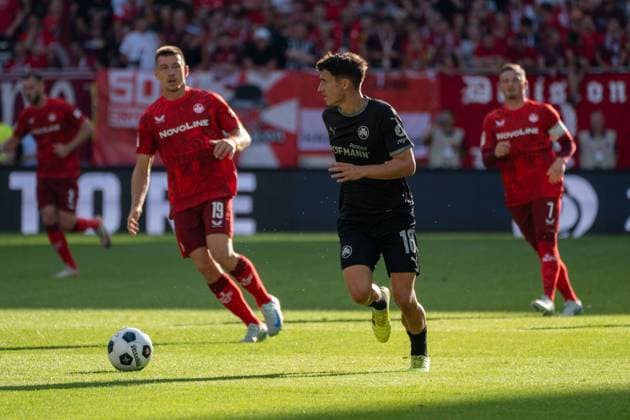 09.08.2024, xhfmx, Fussball 2.Bundesliga, 1.FC Kaiserslautern - SpVgg Greuther Fürth emspor, v.l. Daniel Hanslik (1.FC Kaiserslautern), Marco Meyerhöfer (SpVgg Greuther Fürth) (DFL DFB REGULATIONS PROHIBIT ANY USE OF PHOTOGRAPHS as IMAGE SEQUENCES and or QUASI-VIDEO) Kaiserslautern