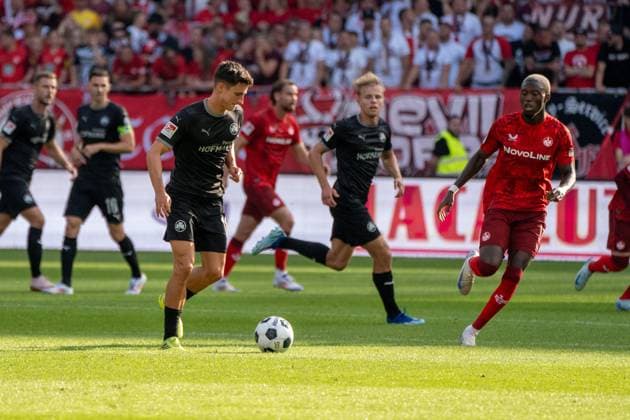 09.08.2024, xhfmx, Fussball 2.Bundesliga, 1.FC Kaiserslautern - SpVgg Greuther Fürth emspor, v.l. Marco Meyerhöfer (SpVgg Greuther Fürth), Daniel Hanslik (1.FC Kaiserslautern) (DFL DFB REGULATIONS PROHIBIT ANY USE OF PHOTOGRAPHS as IMAGE SEQUENCES and or QUASI-VIDEO) Kaiserslautern