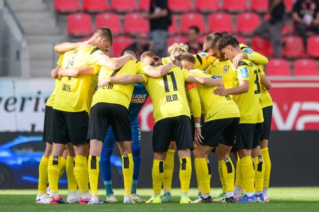 Fußball, 2. Bundesliga, 20240809, SSV Jahn Regensburg - SSV Ulm 1846. Im Bild Ulm schwört sich ein. Regensburg Jahnstadion Bayern Deutschland