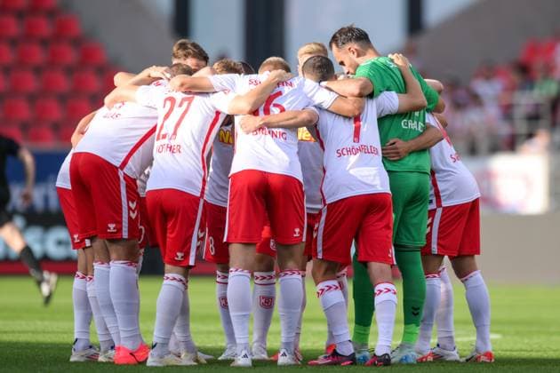 Fußball, 2. Bundesliga, 20240809, SSV Jahn Regensburg - SSV Ulm 1846. Im Bild Regensburg schwört sich ein. Regensburg Jahnstadion Bayern Deutschland