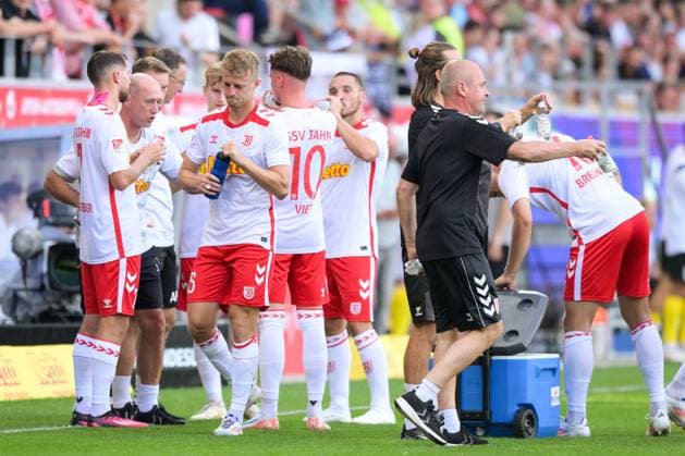 Fußball, 2. Bundesliga, 20240809, SSV Jahn Regensburg - SSV Ulm 1846. Im Bild Trainer des SSV Jahn Regensubrg Joe ENOCHS spricht zum Team Trinkpause Pause Unterbrechung. Regensburg Jahnstadion Bayern Deutschland