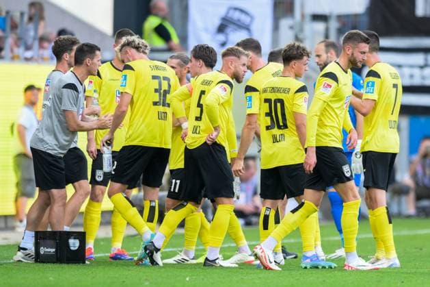 Fußball, 2. Bundesliga, 20240809, SSV Jahn Regensburg - SSV Ulm 1846. Im Bild Trainer des SSV Ulm 1846 Thomas WÖRLE spricht zum Team während Trinkpause Pause Unterbrechung. Regensburg Jahnstadion Bayern Deutschland