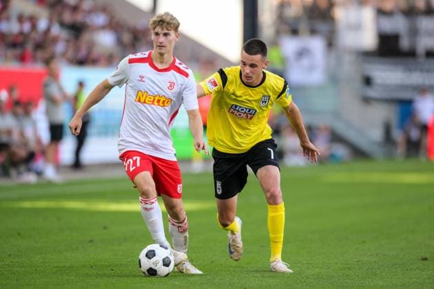 Fußball, 2. Bundesliga, 20240809, SSV Jahn Regensburg - SSV Ulm 1846. Im Bild Dominik KOTHER (SSV Jahn Regensubrg, 27) Dribbling Ball und Bastian ALLGEIER (SSV Ulm 1846, 7). Regensburg Jahnstadion Bayern Deutschland