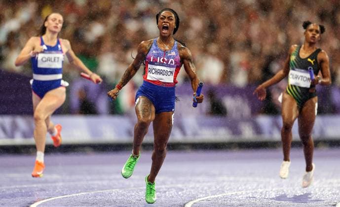 Bilder des Jahres 2024, Sport 08 August Sport Themen der Woche KW32 Paris 2024 Olympic Games, Olympische Spiele, Olympia, OS Stade de France, Paris, France 9 8 2024 Women s 4x100m Final The USA™s Sha carri Richardson celebrates anchoring her team to a gold medal win Sha carri Richardson celebrates anchoring her team to a gold medal win 9 8 2024  Copyright: x INPHO MorganxTreacyx MT2_1297