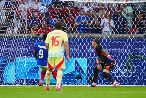 France score a goal after a touch from Maghnes Akliouche of France on a free kick taken by Michael Olise of France to make it 2-3 during the Olympic Men s Football Final, France v Spain Paris 2024 Olympic Games, Olympische Spiele, Olympia, OS Day Fourteen, Paris, France - 09 Aug 2024 EDITORIAL USE ONLY No use with unauthorised audio, video, data, fixture lists (outside the EU), club league logos or live services. Online in-match use limited to 45 images (+15 in extra time). No use to emulate moving images. No use in betting, games or Copyright: xJavierxGarcia Shutterstockx 14622991cj
