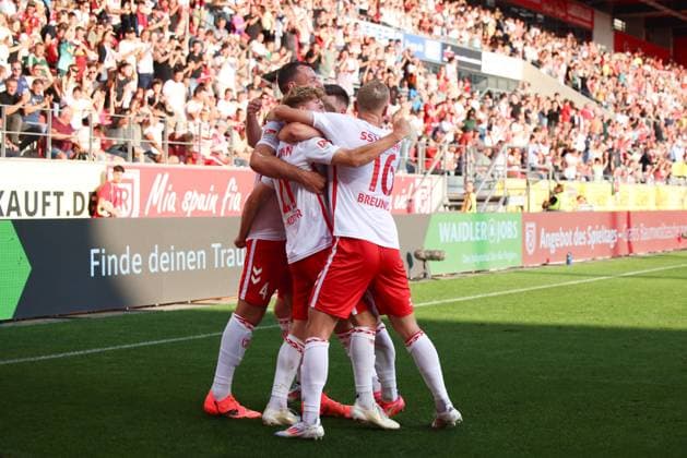 27 Dominik Kother (SSV Jahn Regensburg, 27), 16 Louis Breunig (SSV Jahn Regensburg, 16), GER, SSV Jahn Regensburg vs. SSV Ulm 1846, Fussball, 2. Bundesliga, 2. Spieltag, Spielzeit 2024, 09.08.2024 (DFB DFL regulations prohibit any use of photographs as image sequences and or quasi-video) GER, SSV Jahn Regensburg vs. SSV Ulm 1846, Fussball, 2. Bundesliga, 2. Spieltag, Spielzeit 2024, 09.08.2024 Regensburg