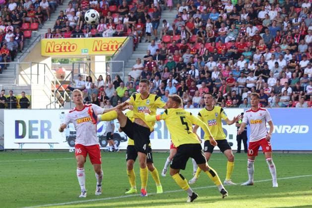 4 Tom Gaal (SSV Ulm 1846, 4), 5 Johannes Reichert (SSV Ulm 1846, 5), 16 Louis Breunig (SSV Jahn Regensburg, 16), 10 Christian Viet (SSV Jahn Regensburg, 10), GER, SSV Jahn Regensburg vs. SSV Ulm 1846, Fussball, 2. Bundesliga, 2. Spieltag, Spielzeit 2024, 09.08.2024 (DFB DFL regulations prohibit any use of photographs as image sequences and or quasi-video) GER, SSV Jahn Regensburg vs. SSV Ulm 1846, Fussball, 2. Bundesliga, 2. Spieltag, Spielzeit 2024, 09.08.2024 Regensburg