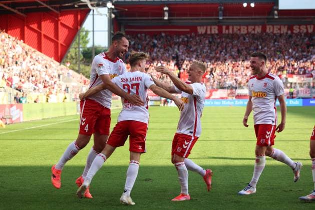 27 Dominik Kother (SSV Jahn Regensburg, 27), 4 Florian Ballas (SSV Jahn Regensburg, 4), GER, SSV Jahn Regensburg vs. SSV Ulm 1846, Fussball, 2. Bundesliga, 2. Spieltag, Spielzeit 2024, 09.08.2024 (DFB DFL regulations prohibit any use of photographs as image sequences and or quasi-video) GER, SSV Jahn Regensburg vs. SSV Ulm 1846, Fussball, 2. Bundesliga, 2. Spieltag, Spielzeit 2024, 09.08.2024 Regensburg