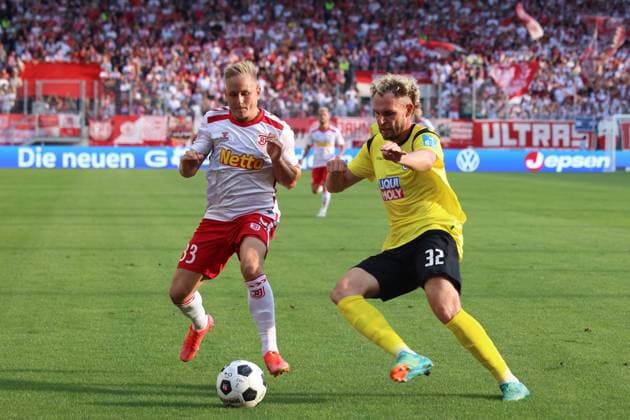 33 Kai Proeger (SSV Jahn Regensburg, 33), 32 Philipp Strompf (SSV Ulm 1846, 32), GER, SSV Jahn Regensburg vs. SSV Ulm 1846, Fussball, 2. Bundesliga, 2. Spieltag, Spielzeit 2024, 09.08.2024 (DFB DFL regulations prohibit any use of photographs as image sequences and or quasi-video) GER, SSV Jahn Regensburg vs. SSV Ulm 1846, Fussball, 2. Bundesliga, 2. Spieltag, Spielzeit 2024, 09.08.2024 Regensburg