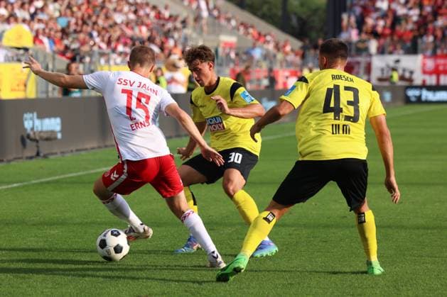 15 Sebastian Ernst (SSV Jahn Regensburg, 15), 43 Romario Roesch (SSV Ulm 1846, 43), 30 Maurice Krattenmacher (SSV Ulm 1846, 30), GER, SSV Jahn Regensburg vs. SSV Ulm 1846, Fussball, 2. Bundesliga, 2. Spieltag, Spielzeit 2024, 09.08.2024 (DFB DFL regulations prohibit any use of photographs as image sequences and or quasi-video) GER, SSV Jahn Regensburg vs. SSV Ulm 1846, Fussball, 2. Bundesliga, 2. Spieltag, Spielzeit 2024, 09.08.2024 Regensburg