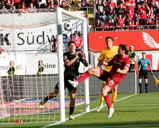 Fussball - 2. Bundesliga - Saison 2024 25 1. FC Kaiserslautern 09.08..2024 Fritz-Walter-Stadion 1. FC Kaiserslautern (fck) - SpVgg Greuther Fürth (fue) Jannis HEUER (1. FC Kaiserslautern) köpft knapp am Tor vorbei 1. FC Kaiserslautern