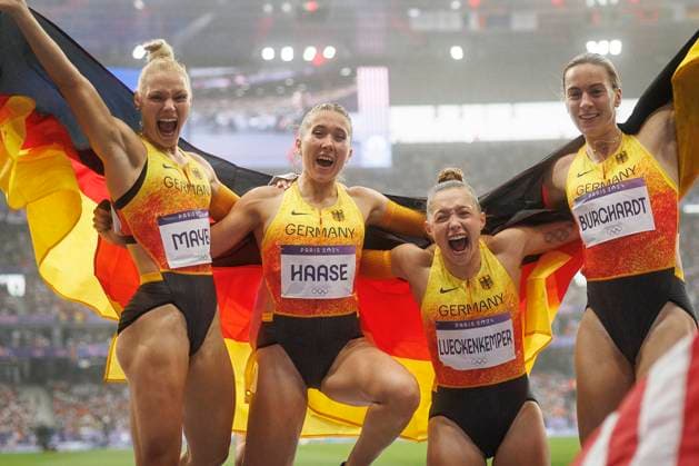 Bilder des Jahres 2024, Sport 08 August Olympische Spiele (Leichtathletik); Paris, 09.08.2024 Die 4x100m-Staffel mit Lisa Mayer (Sprintteam Wetzlar GER), Rebekka Haase (Sprintteam Wetzlar GER), Gina Lückenkemper (SCC Berlin GER) und Alexandra Burghardt (LG Gendorf Wacker Burghausen GER) gewinnen Bronze; Olympische Spiele (Leichtathletik) am 09.08.2024 im Stade de France in Paris (Frankreich). *** Olympic Games Athletics Paris, 09 08 2024 The 4x100m relay team with Lisa Mayer Sprintteam Wetzlar GER , Rebekka Haase Sprintteam Wetzlar GER , Gina Lückenkemper SCC Berlin GER and Alexandra Burghardt LG Gendorf Wacker Burghausen GER win bronze Olympic Games Athletics on 09 08 2024 at the Stade de France in Paris France Copyright: xBEAUTIFULxSPORTS AxelxKohringx