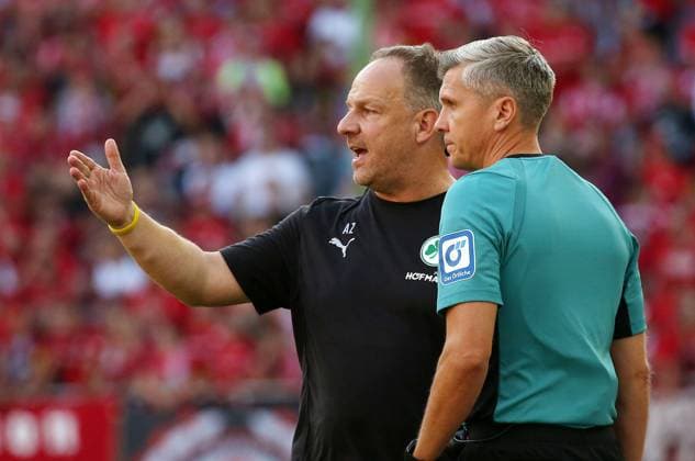 Alexander Zorniger (Trainer Greuther Fürth) diskutiert mit 4. Offizieller Thomas Stein 09.08.2024, Fußball, 2. Bundesliga, FC Kaiserslautern - SpVgg Greuther Fürth, 2. Spieltag, Saison 2024 25, Fritz Walter Stadion, Kaiserslautern, Deutschland, zmdz, ** DFB & DFL regulations prohibit any use of photographs as image sequences and or quasi-video. ** FC Kaiserslautern - SpVgg Greuther Fürth