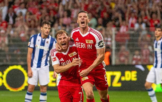 Fussball, Herren, Saison 2024 2025, Testspiel, 1. FC Union Berlin - Real Sociedad San Sebastian, v. l. Yorbe Vertessen (1. FC Union Berlin), Robin Gosens (1. FC Union Berlin), Jubel nach Tor zum 1:0, 09.08. 2024, Copyright: xSebastianxRäppold MatthiasxKochx