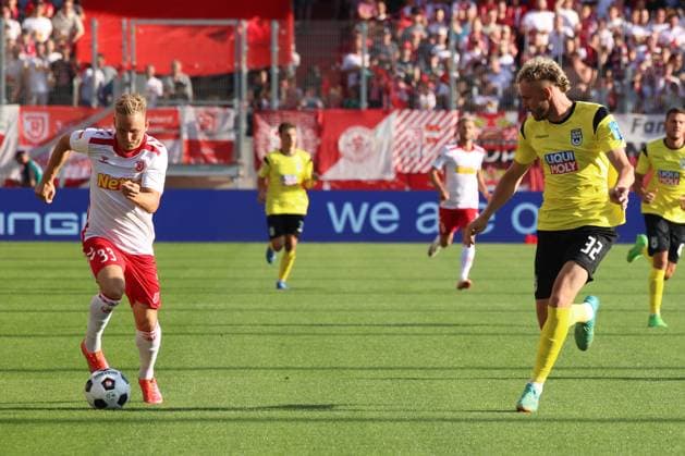 32 Philipp Strompf (SSV Ulm 1846, 32), 33 Kai Proeger (SSV Jahn Regensburg, 33), GER, SSV Jahn Regensburg vs. SSV Ulm 1846, Fussball, 2. Bundesliga, 2. Spieltag, Spielzeit 2024, 09.08.2024 (DFB DFL regulations prohibit any use of photographs as image sequences and or quasi-video) GER, SSV Jahn Regensburg vs. SSV Ulm 1846, Fussball, 2. Bundesliga, 2. Spieltag, Spielzeit 2024, 09.08.2024 Regensburg
